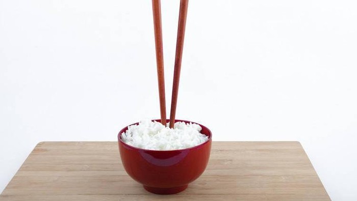 Ketika sedang makan di Jepang, jangan pernah menaruh atau menancapkan sumpit secara vertikal di nasi. Menurut Bonnie Tsai, pakar tata krama dan pendiri serta direktut Beyond Etiquette, hal ini dianggap tabu di Jepang.