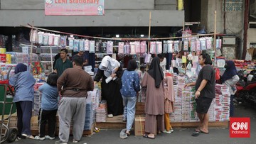 FOTO: Gurih Bisnis Jual Perlengkapan Sekolah Jelang Tahun Ajaran Baru