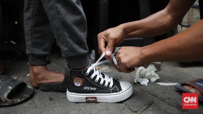 Seorang siswa SMK di Samarinda, Kalimantan Timur, meninggal diduga akibat bertahun-tahun mengenakan sepatu yang terlalu sempit.