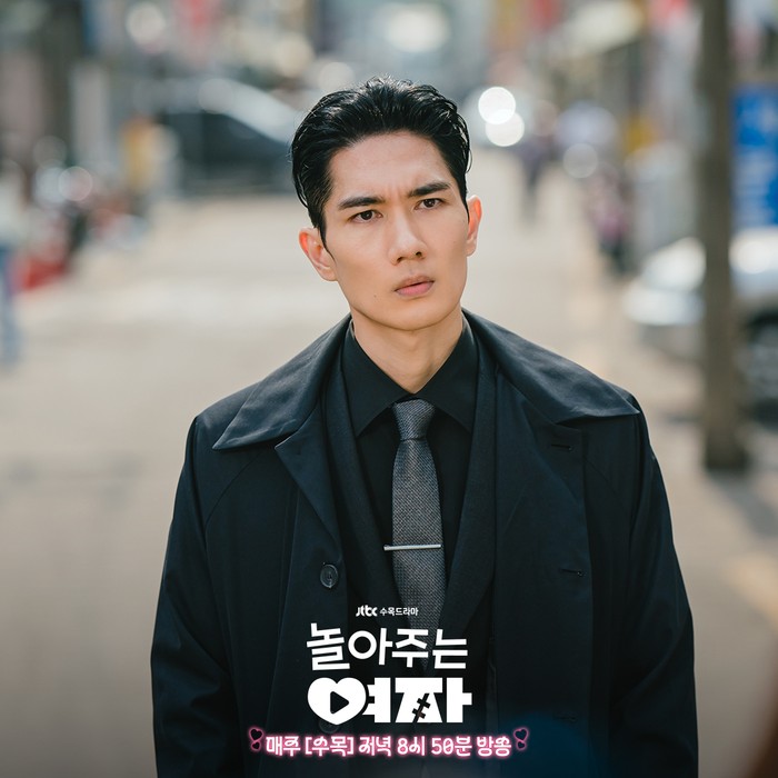 Kali pertamanya membintangi drama komedi romantis, sang aktor didapuk sebagai Seo Ji Hwan, mantan gangster yang kini menjadi CEO perusahaan pengolahan daging/ Foto: instagram.com/jtbcdrama