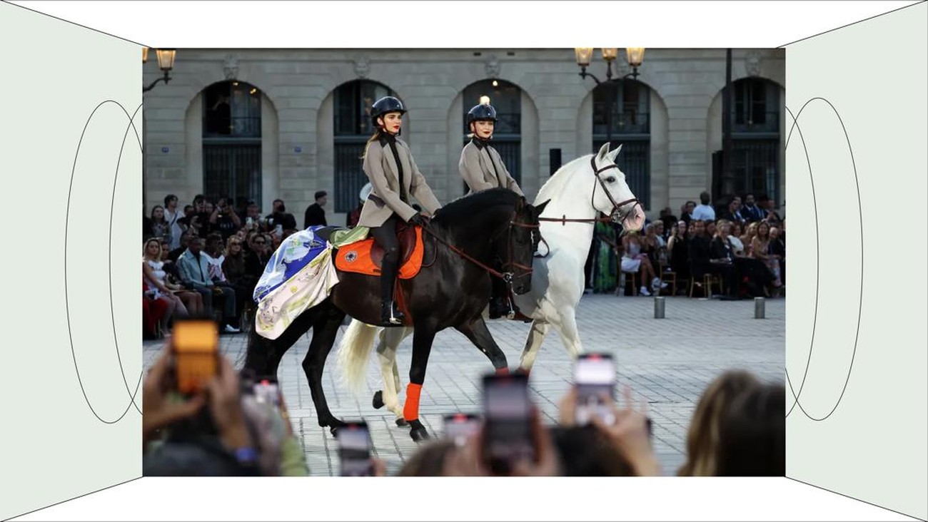 Gigi Hadid dan Kendall Jenner Berkuda di Catwalk dengan Hermes