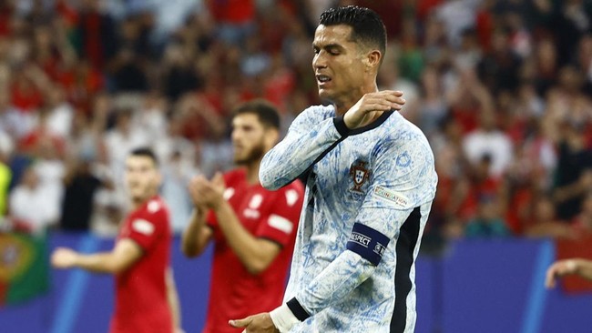 Kegagalan Cristiano Ronaldo cetak gol dari penalti saat Portugal vs Slovenia di babak 16 besar dianggap cukup untuk mencadangkan penyerang berusia 39 tahun itu.
