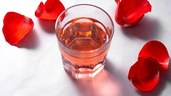 5 Manfaat Minum Air Mawar Menurut Ahli, Bikin Kulit Glowing hingga Redakan Sakit Tenggorokan