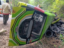Mikrobus Wisatawan Blora Terguling di Jalan Dlingo Bantul