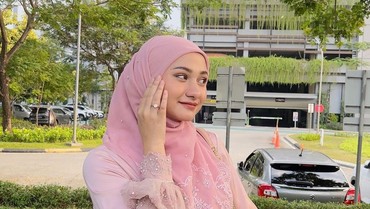 img-title Banyak Godaan Usai Ameer Azzikra Meninggal, Nadzira Shafa Sempat Mau Buka Hijab