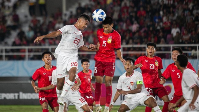 Pemain Timnas Indonesia U-16 menangis di bawah guyuran hujan saat menyanyikan lagu Tanah Airku usai menghancurkan Laos di Piala AFF U-16 2024.