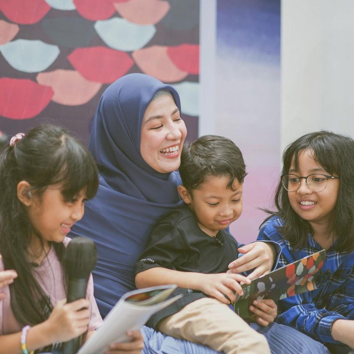 <p>Meski sudah berpisah pada tahun 2023, wanita yang akrab disapa Acha ini tetap menjalin hubungan baik dengan sang mantan suami. Keduanya pun sepakat menjalani <em>co-parenting</em> demi ketiga anaknya. (Foto: Instagram: @natasharizkynew)</p>