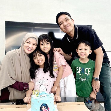 7 Momen Kebersamaan Desta & Natasha Rizki Kompak Momong Ketiga Anaknya