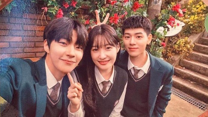 Siap Pecah Kubu dalam Kisah Cinta Segitiga, Intip Kedekatan Para Pemain Drakor Baru Family By Choice