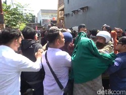Rekonstruksi Kasus Sejoli Bunuh Nenek di Makassar Ricuh, Warga Maki Pelaku