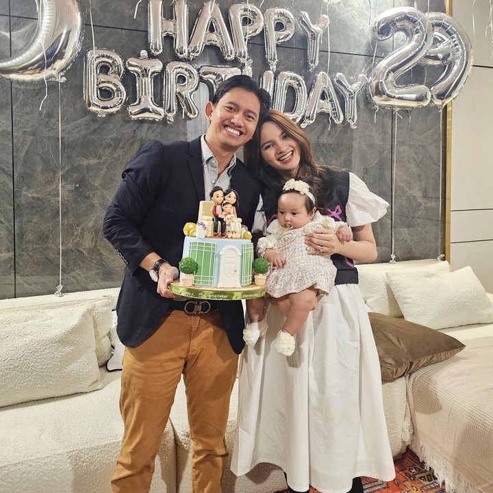 <p>Kehadiran putri mereka yang berparas menggemaskan malah membuat netizen gemas. "<em>Aduuuuuh baby L gundudddd bgtttt,</em>" komentar akun @shabran****. <em>"Sebenernya Launa pengen melahap cake nyaa,</em>" sahut @indah.**** (Foto: Instagram @sabrinaanggraini)</p>