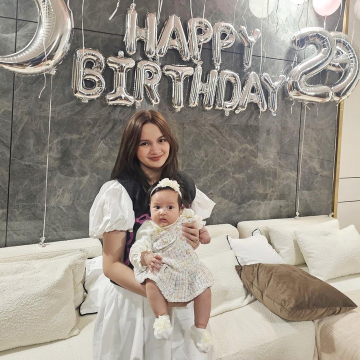 <p>Sabrina yang kini sudah berusia 29 tahun menuliskan rasa syukurnya di momen tersebut. "Bertambah umur bersama orang-orang tersayang. Bersyukur bisa melewati ulang tahun pertama sebagai Ibu, satu <em>role</em> yang aku benar-benar gak tahu akan mengubahku ke yang lebih baik. Terima kasih banyak paksu @belvadevara untuk surprise cantiknya," tulis Sabrina. (Foto: Instagram @sabrinaanggraini)</p>