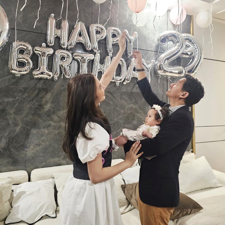 <p>Dalam unggahan yang dibagikan, pasangan muda itu tampak kompak mendekorasi sudut rumah dengan balon ulang tahun. Keduanya tak lupa mengajak Si Kecil di momen perayaan ulang tahun. (Foto: Instagram @sabrinaanggraini)</p>