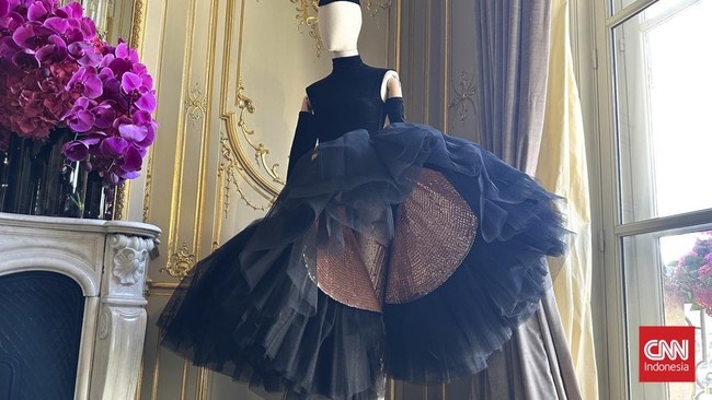 Show koleksi couture teranyar Schiaparelli digelar di Paris, Perancis, Senin (24/6). Pertunjukan terasa magis dengan tajuk "The Phoenix" yang diangkat.