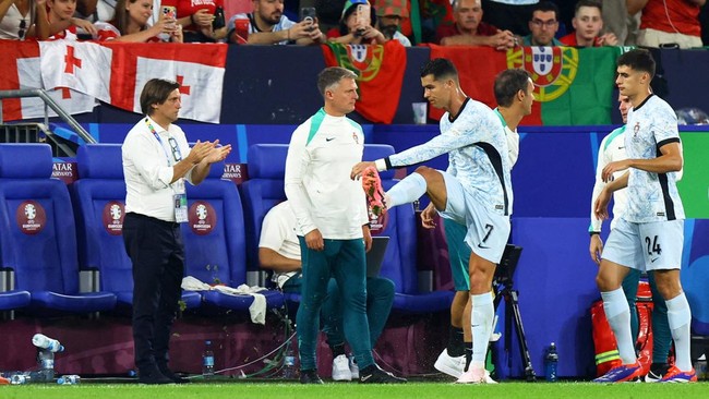 Ronaldo marah dengan menendang rumput lalu tertunduk memegangi kepala di bench usai digantikan Goncalo Ramos saat Portugal dihajar Georgia di Euro 2024.