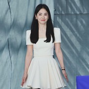 Makin Bersinar di Usia 42 Tahun, Ini 6 Potret Song Hye Kyo di Acara Blue Dragon Series Awards Hand Printing