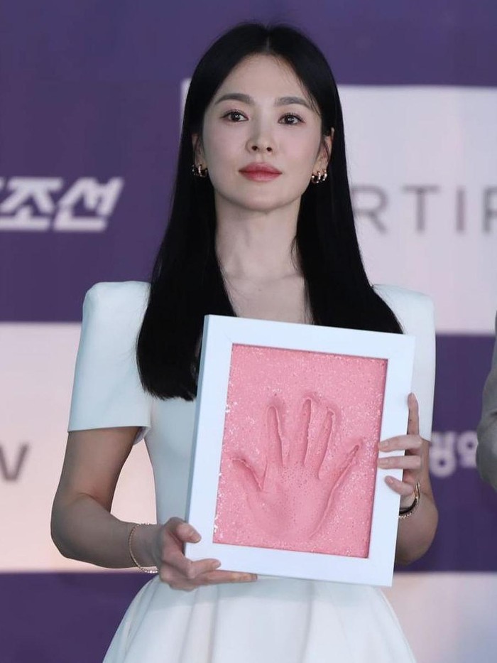 Sang aktris terlihat menawan dalam balutan mini white dress dengan gaya pinkish makeup. Rambutnya dibiarkan tergerai yang membuat kecantikannya makin terpancar./ Foto: instagram.com/kyo1122