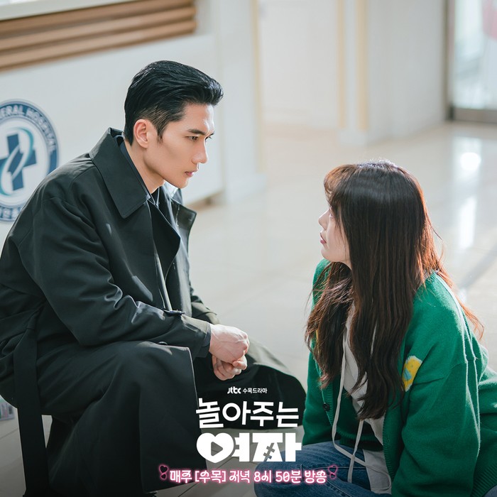 Suatu saat ia terlibat dengan Go Eun Ha (Han Sun Hwa), konten kreator saluran anak-anak yang ceria. Pertemuan tersebut merubah hidup Ji Hwan hingga benih-benih cinta muncul diantara mereka/ Foto: instagram.com/jtbcdrama