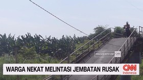 VIDEO: Warga Nekat Melintasi Jembatan Rusak