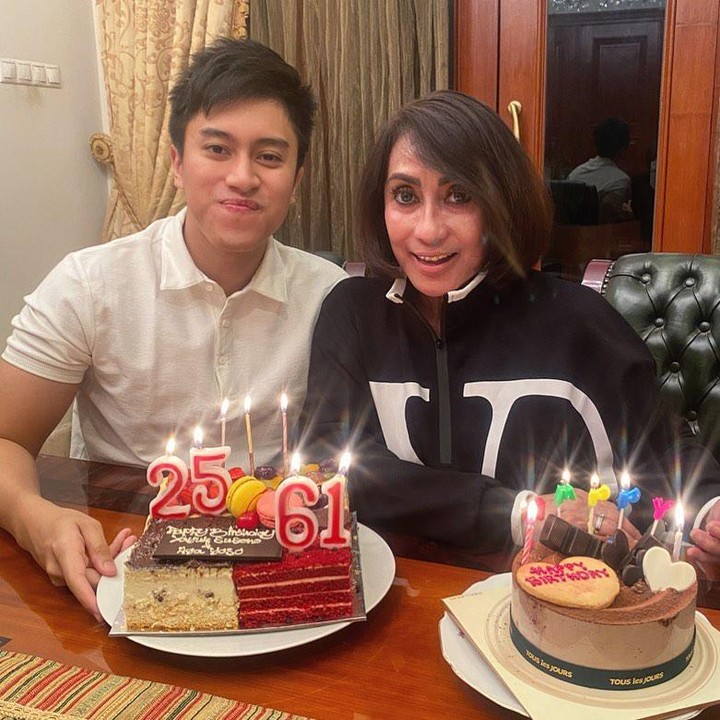<p>Aga sebisa mungkin memberikan kado terbaik untuk sang Bunda di setiap momen ulang tahun. Namun saat pandemi, ia meminta maaf karena tidak bisa melakukannya. Ia pun menebusnya dengan mempersembahkan gelar baru kepada ibunda. "Maaf ya gabisa beliin kado bagus kayak tahun lalu, sekarang jamannya PSBB (Pendapatan Sedikit Beban Banyak), tapi <em>at least</em> tahun ini anaknya sudah punya gelar baru biar emak bangga," kata Aga. (Foto: Instagram @ragahdo)</p>