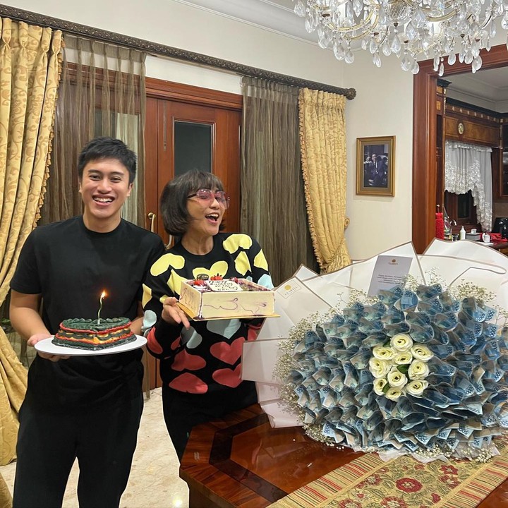 <p>Ragahdo dan Yayuk Suseno diketahui memiliki tanggal lahir yang sama. Mereka pun selalu merayakan ulang tahun bersama-sama, Bunda. "<em>Happy birthday to us!</em> Cieee emak makin tua," ucap Aga pada hari ulang tahun mereka. (Foto: Instagram @ragahdo)</p>