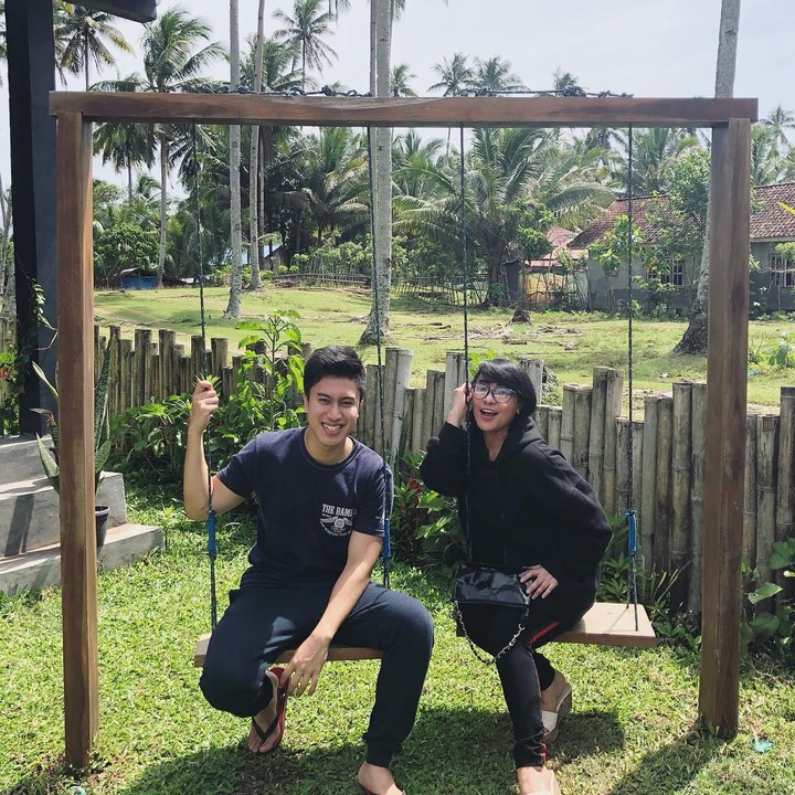 <p>"Jarang-jarang <em>quality time</em> berdua. Meskipun beliau sibuk sendiri dengan aplikasi <em>beauty cam</em> favoritnya," tulis Aga di salah satu unggahannya. (Foto: Instagram @ragahdo)</p>