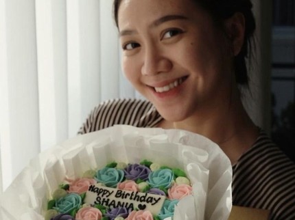 5 Potret Bahagianya Shanju Eks JKT48 Berulang Tahun saat Hamil, Kue Ultahnya Unik Bun