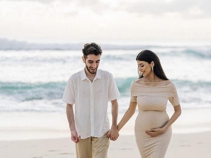 5 Maternity Shoot Kehamilan Pertama Jharna Bhagwani, Pamer Baby Bump Bersama Suami di Pantai