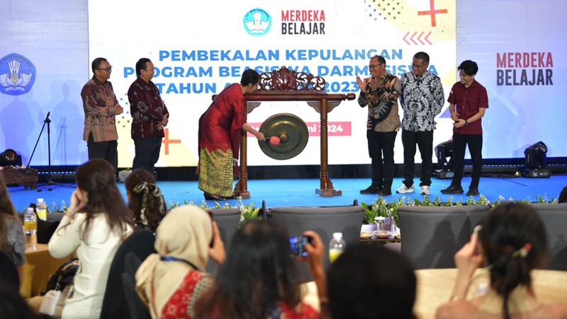 Kementerian Pendidikan, Kebudayaan, Riset, dan Teknologi (Kemendikbudristek) melalui Balai Pembiayaan Pendidikan Tinggi (BPPT),