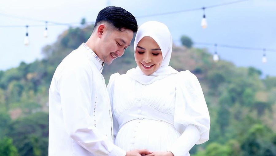 Angga Wijaya dan istri