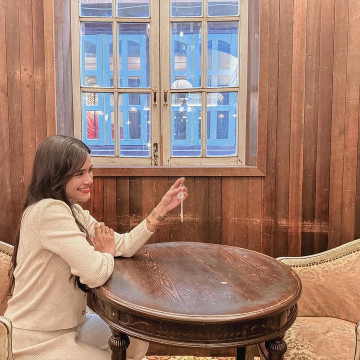 <p>Selanjutnya, Audi Marissa pergi ke <em>cafe</em> tempat Im Sol berkencan dengan Ryu Sun Jae, Bunda. Ia bahkan memperagakan pose yang mirip seperti Im Sol. (Foto: Instagram @audimarissa)</p>
