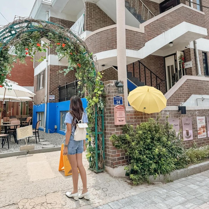 <p>Audi Marissa kembali membagikan momen petualangannya di Korea Selatan. Kali ini, ia mengunjungi lokasi syuting dari berbagai adegan di drama Korea viral, Bunda. Foto: Instagram @audimarissa)</p>
