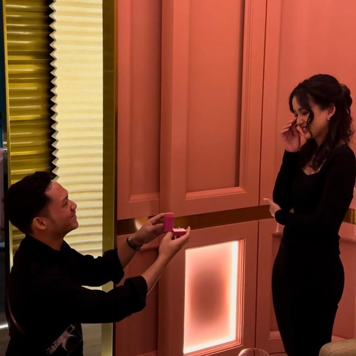 <p>Pada momen itu, Azriel melancarkan aksinya dengan berlutut dan mengeluarkan cincin ke hadapan sang kekasih. Sarah Menzel tampak sangat terkejut sekaligus terharu, Bunda. (Foto: Instagram @attahalilintar)</p>