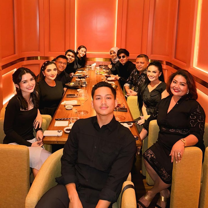 <p>Pada perayaan ulang tahun yang ke-24, Azriel Hermansyah mengundang keluarga besarnya. Dalam foto yang dibagikan, Anang dan Ashanty tampak duduk berseberangan dengan Raul Lemos dan Krisdayanti. Aurel, Atta, Thariq Halilitar dan Aaliyah Massaid juga ikut hadir. Azriel kemudian mengundang Sarah Menzel dan sang Bunda, Luh Gede Herryani. (Foto: Instagram @attahalilintar)</p>