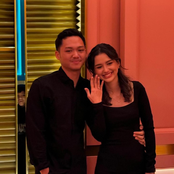 <p>Sarah Menzel kemudian menerima lamaran Azriel, Bunda. Pasangan ini akan segera melangkah ke jenjang pernikahan. "Alhamdullilah.. Bismillah," tulis Azriel dalam unggahannya. (Foto: Instagram @attahalilintar)</p>