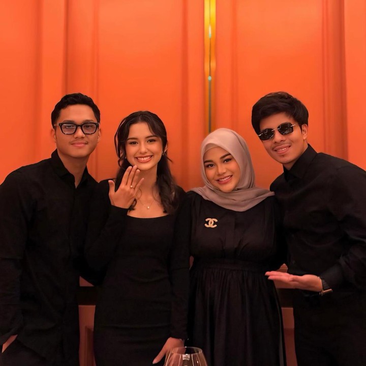<p>Lamaran Azriel dan Sarah turut membuat Atta dan Aurel bahagia, Bunda. Keluarga mereka yang bertambah besar semakin membuat pasangan ini bersemangat. <em>"Propose</em> Azriel ke Sarah. Tambah adek lagii," tulis Atta. (Foto: Instagram @attahalilintar)</p>