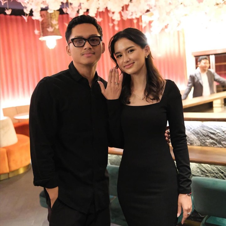 <p>Azriel Hermansyah tengah diselimuti kebahagiaan. Putra Anang dan Krisdayanti itu merayakan hari ulang tahun dengan sangat spesial. Ia melamar sang kekasih, Sarah Menzel. (Foto: Instagram @azriel_hermansyah)</p>
