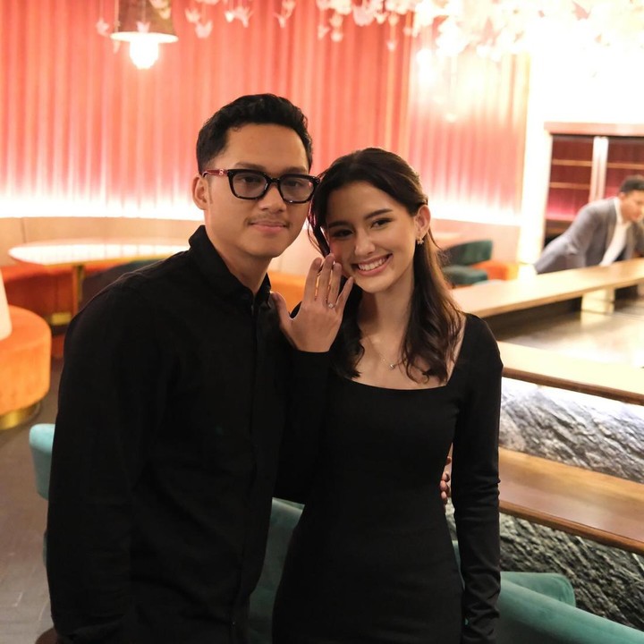 <p>Kabar gembira pasangan ini lansung menjadi sorotan netizen. Tak sedikit yang ikut berbahagia dan memuji keharmonisan keluarga besar mereka. "MasyaAllah, senang sekali lihat kehangatan keluarga ini," komentar akun @missc*******. "Bahaianya nular," kata @sylviapanng******. "Selamat untuk Azriel ganteng dan Sarah cantik," ucap @daey*** (Foto: Instagram @azriel_hermansyah)</p>