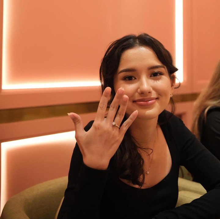 <p>Di salah satu unggahan yang dibagikan oleh Azriel, ia memperlihatkan Sarah Menzel yang terlihat sangat cantik. Sebuah cincin tampak melingkar di jari manis perempuan berdarah Jerman-Bali itu. (Foto: Instagram @azriel_hermansyah)</p>