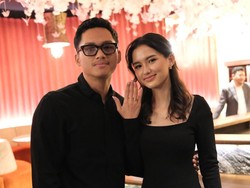 Romantis! Azriel Hermansyah Lamar Sarah Menzel Saat Momen Ultah
