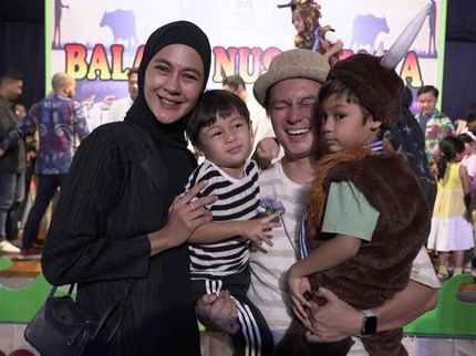 Di Tengah Kabar Keretakan Rumah Tangga, Baim Wong Unggah Foto Bersama Paula Verhoven di Kelulusan Kiano