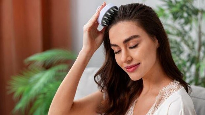 img-title Bukan Catokan, Ini 3 Cara Efektif dan Alami untuk Merapikan Rambut