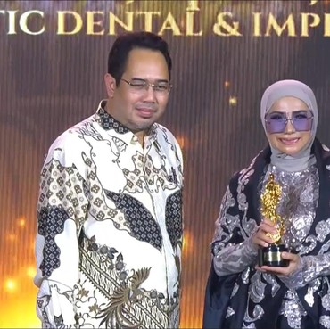 Devya Linda Raih Piala Doctor Entrepreneur in Dental Aesthetic di Ajang R.A Kartini Award 2024