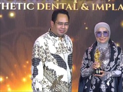 Devya Linda Raih Piala Doctor Entrepreneur in Dental Aesthetic di Ajang R.A Kartini Award 2024
