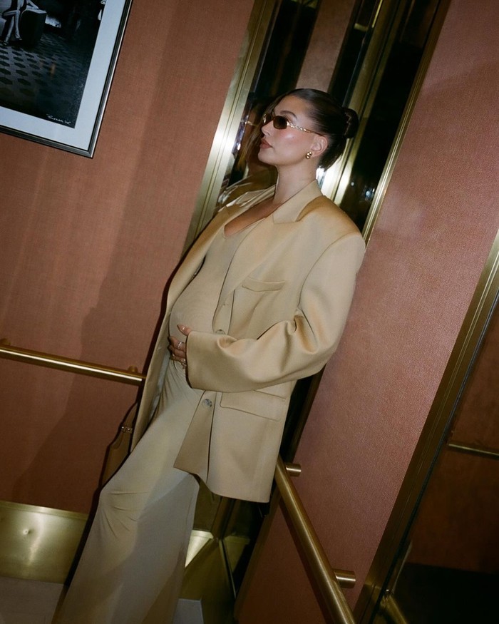 Maternity Outfit Hailey Bieber yang Fashionable dan Nyaman!