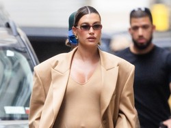 Hailey Bieber Pamer Cincin Berlian Bertulisan MOM, 2 Minggu Pascamelahirkan