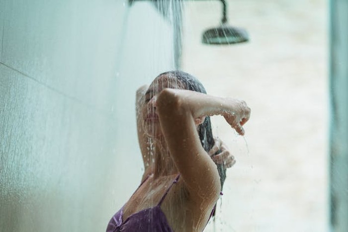 Mandi dengan Air Hangat vs Air Dingin, Mana yang Lebih Sehat?