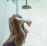 Sering Mandi Lebih dari Dua Kali Sehari? Kenali Dampaknya pada Kulit Kamu