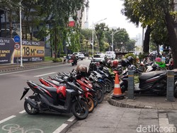Dishub Jaksel Angkut 18 Sepeda Motor yang Parkir Liar di Senopati
