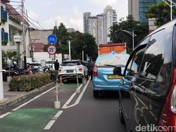 Parkir Liar di Senopati Kambuhan, Pelanggar Disanksi Cabut Pentil-Tilang